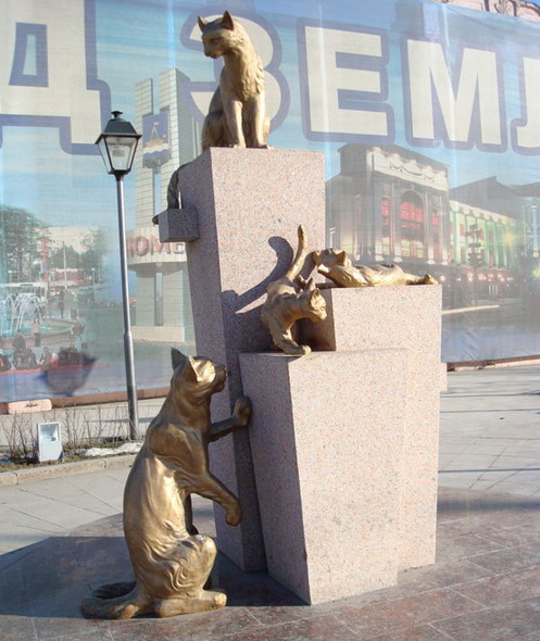 Памятникам кошкам в Тюмени в честь кошачьих героев, отправленных в блокадный Ленинград