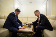 2.Виталий Ковальчук слева и Борис Ложкин играют в шахматы в Администрации Президента