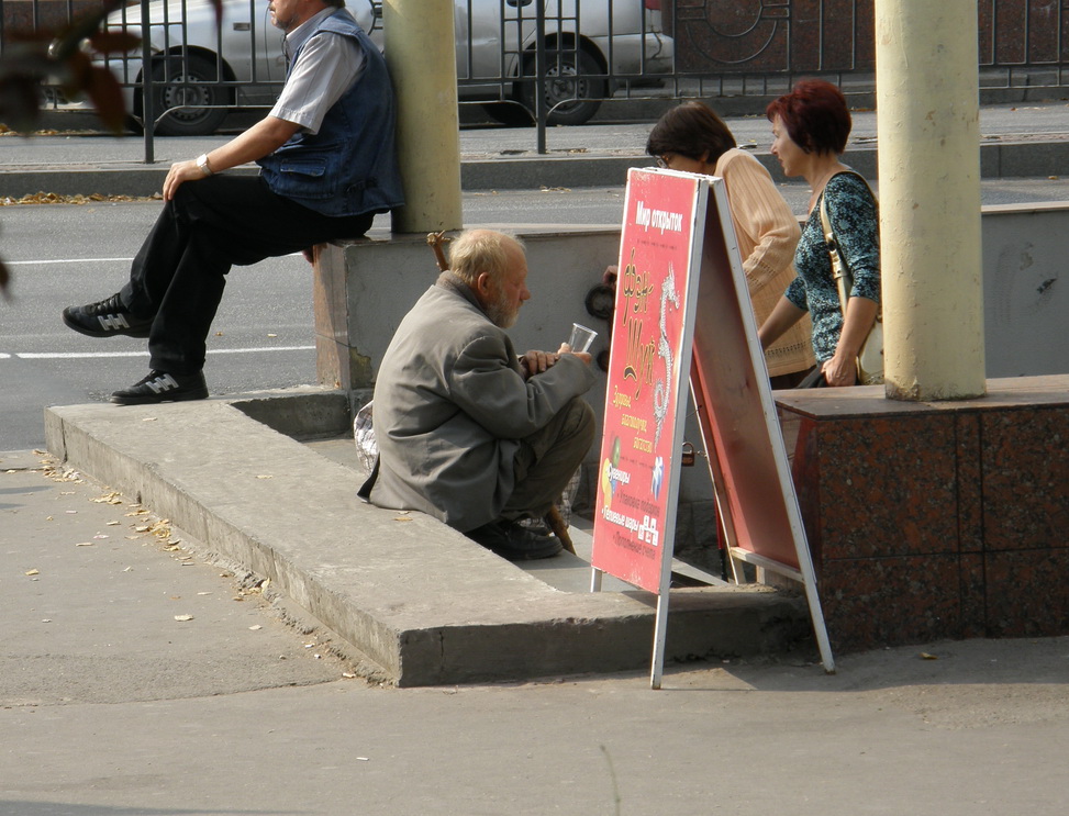 Пенсионер просит милостыню у подземного перехода в Запорожье. Фото ВВП
