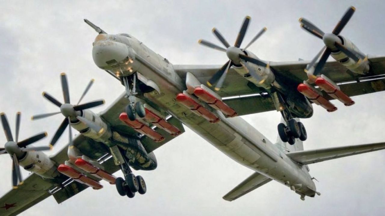 самоле бомбардировщиков Ту-95МС.